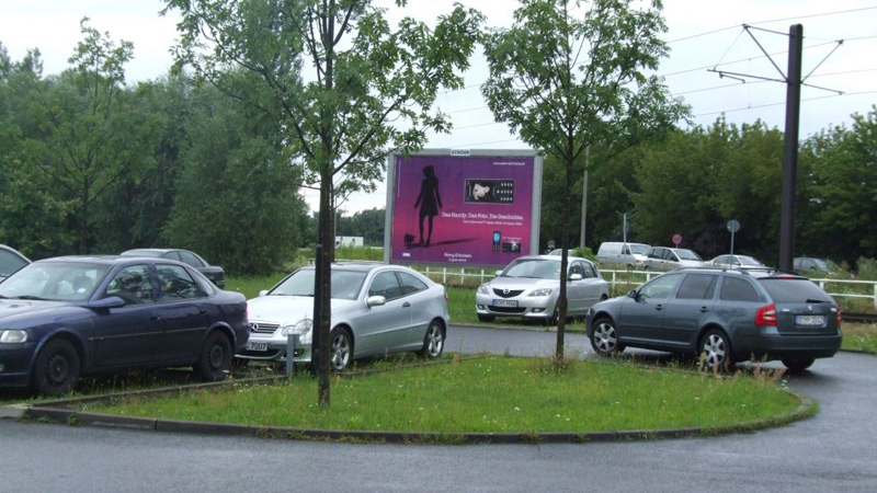 Plakatwerbung am Parkplatz