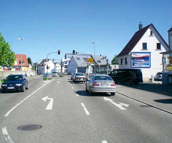 Beleuchtete Großfläche mit Plakatwerbung