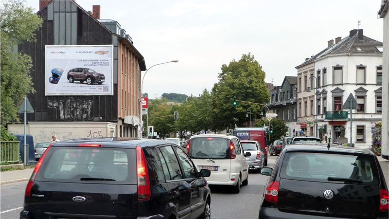 Superposter an einer stark befahrenen Straße