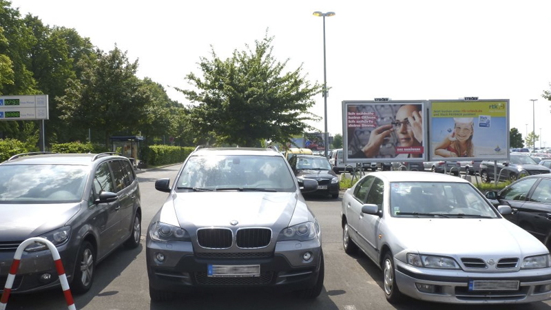 Großflächen am Flughafen-Parkplatz