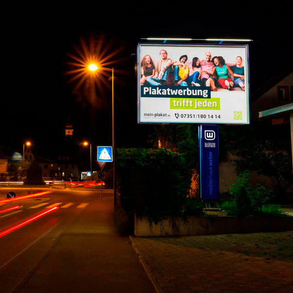 Beleuchtete Großfläche mit Plakatwerbung