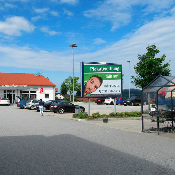 Plakatwerbung am Verbrauchermarkt