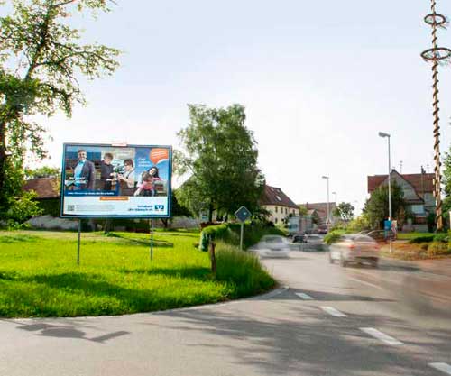 Freistehende Großfläche mit Plakatwerbung