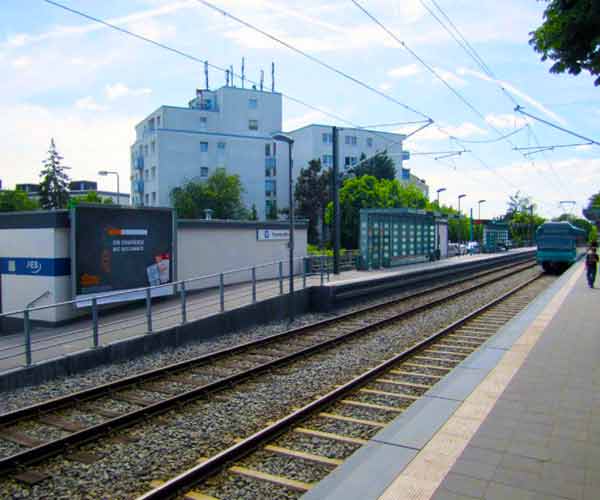 Werbung mit Plakaten an einem Bahnhof